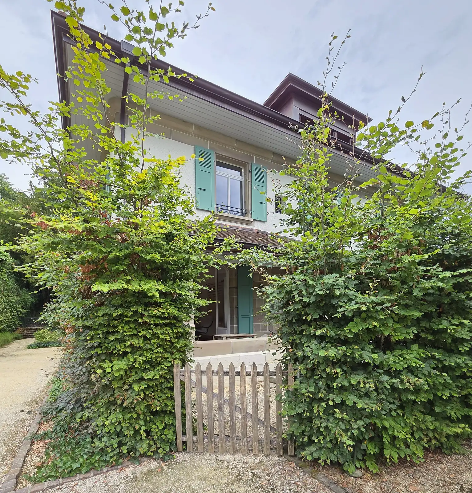 Façade et jardin de la maison qui abrite le cabinet d'hypnose HypnoVibes à Lausanne