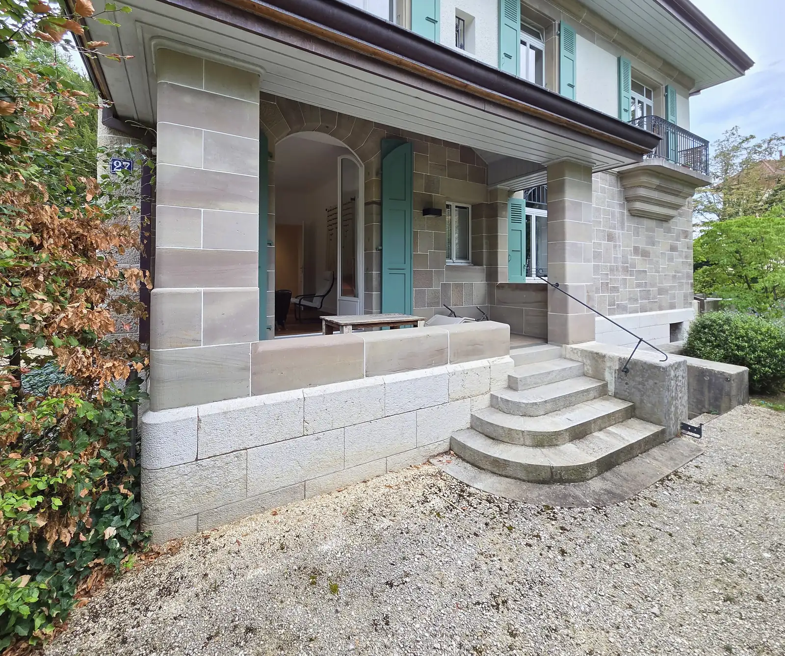 Terrasse couverte et entrée du cabinet d'hypnose HypnoVibes, avenue Charles-Secrétan 27 à Lausanne
